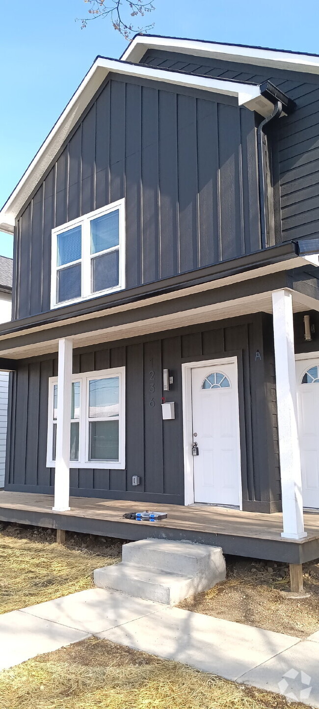 Building Photo - "Spacious 3-Bedroom Duplex with Granite El... Unit B Rental