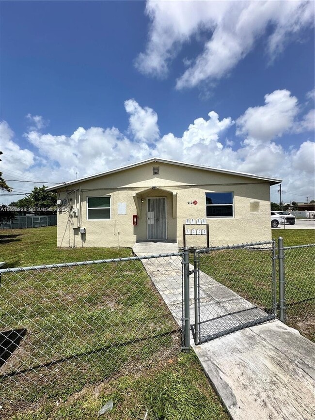 Building Photo - 912 NW 9th Ave Unit 8