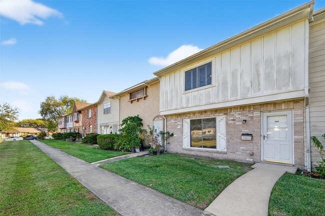 Photo - 8462 Leawood Blvd