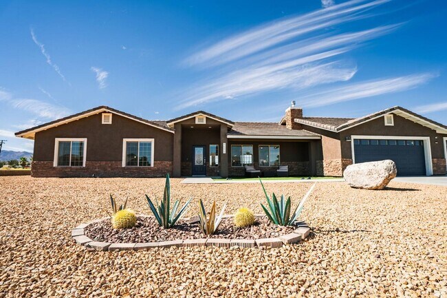 Building Photo - ** STUNNING 4 Bedroom 2 Bathroom Home **