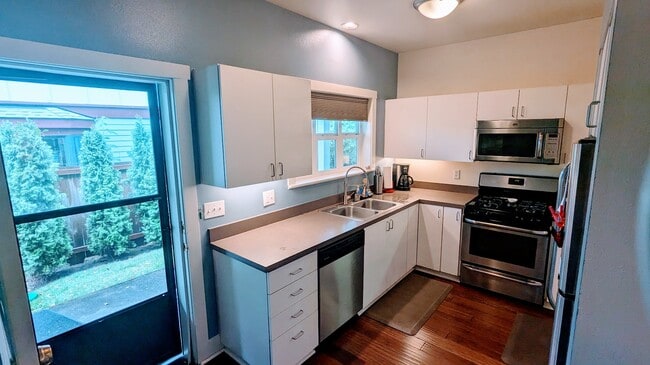 Modern kitchen with gas stove, diswasher, garbage disposal - 4751 NE Prescott St