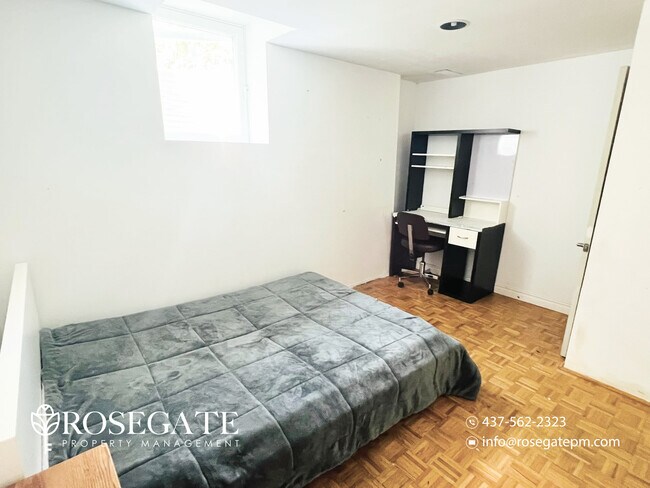 Photo - Pet-Friendly 3-Bedroom Basement Apartment with Parking – Scarborough Unité 2