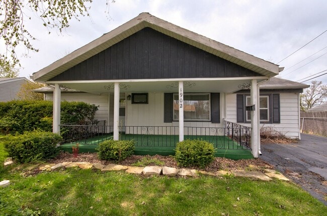 Building Photo - 3 bd 1 ba Crest Hill fenced yard Rental