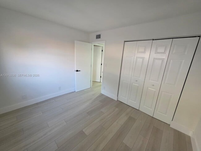 Building Photo - 101 NE 41st St Unit F98