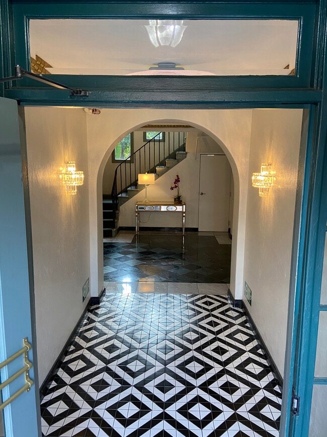 Vivian Apartments