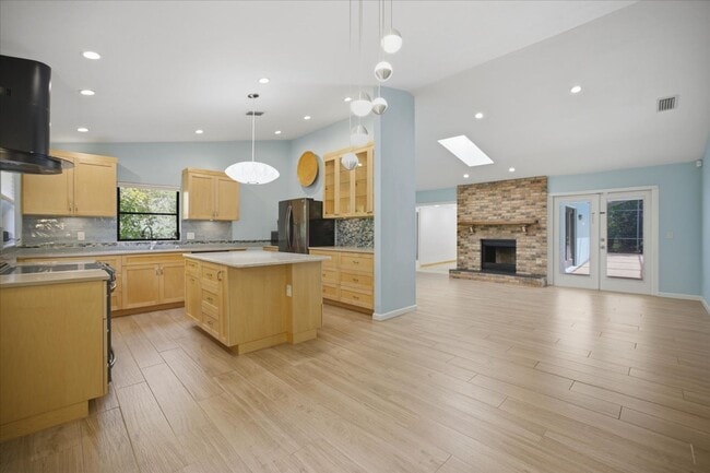 Building Photo - Pet-Friendly, 3bd/3bth with Bonus Outbuilding in North Sarasota