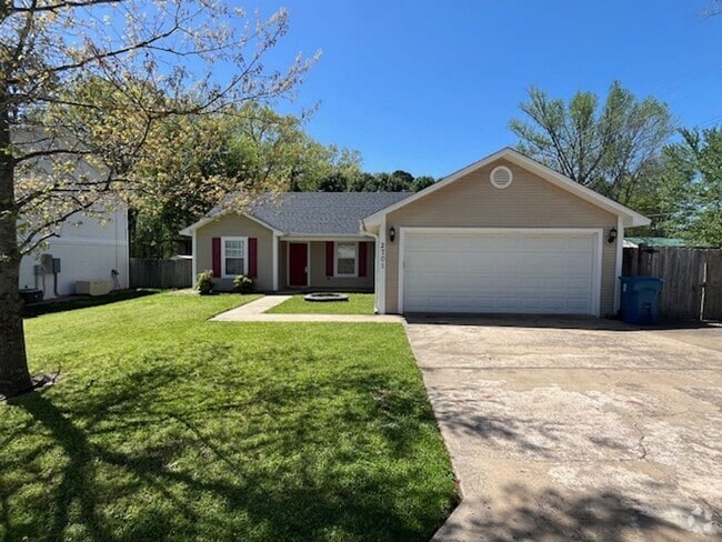 Building Photo - Nice Benton 3 bedroom 2 bathroom house.