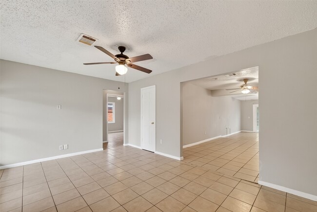 Photo - 4326 Howcher St