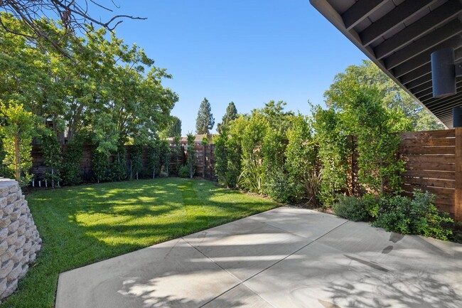 Building Photo - Alamar Unit B - Attached