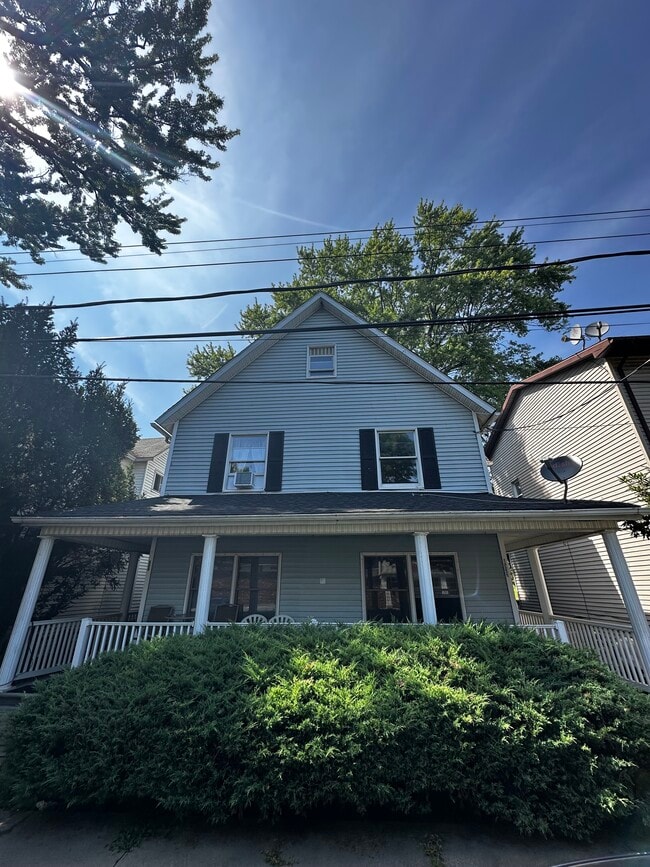 Building Photo - 1531 Ross Ave Unit 1531 Ross Ave