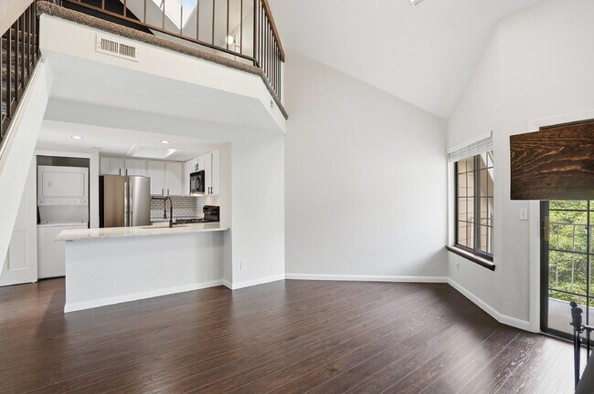 $1,945.95- 1 Bed, 1 Bath Updated Lofted Condo in Boulder with Central AC and In-Unit Laundry!