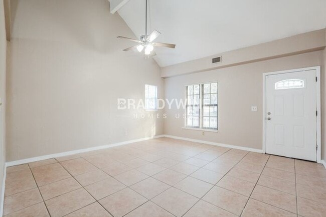 Photo - 700 E 7th St