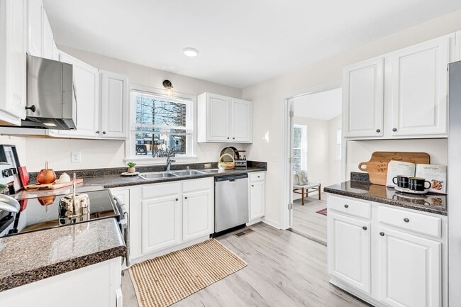 Building Photo - 3 Bed 2 Bath House w/Fenced Yard in East N...