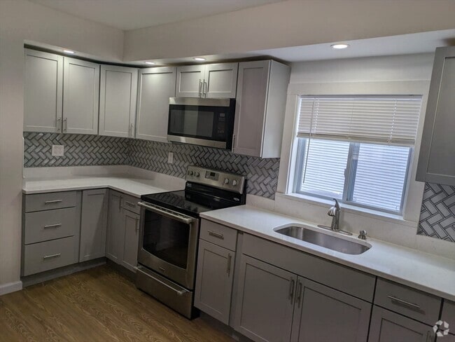 Building Photo - 165 Grove St Unit 1 Rental