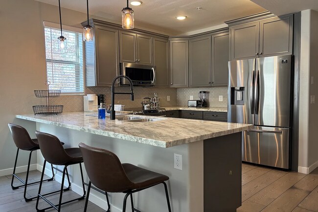 Photo - Welcome Home! Fully Furnished with Month to Month leasing options available. Contact us today to ... Unidad 145