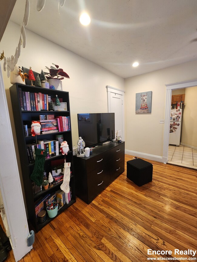 Photo - 200 Kelton St