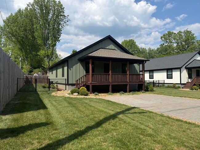 Building Photo - Newer One-Level Home Near Downtown Black Mountain
