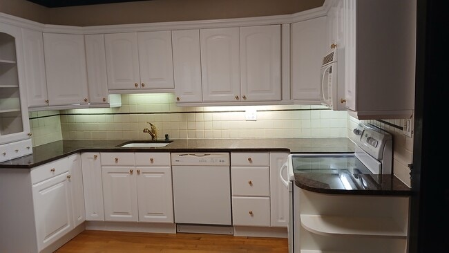 Photo - 6 West St Apartments Unit Excellent location