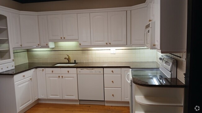 Building Photo - 6 West St Unit Excellent location Rental
