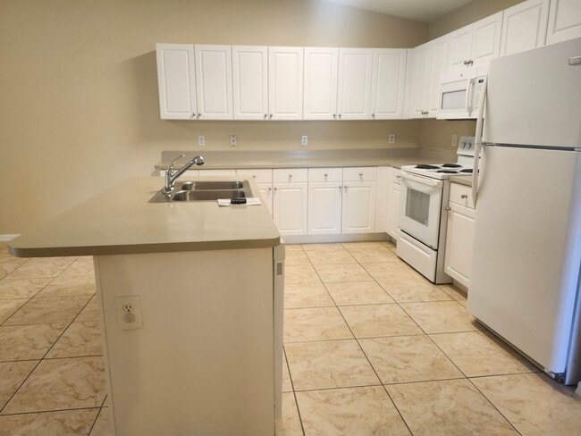 Photo - 3 bedroom 2 bath 1 car garage duplex Unidad 415 NE 25th Ave