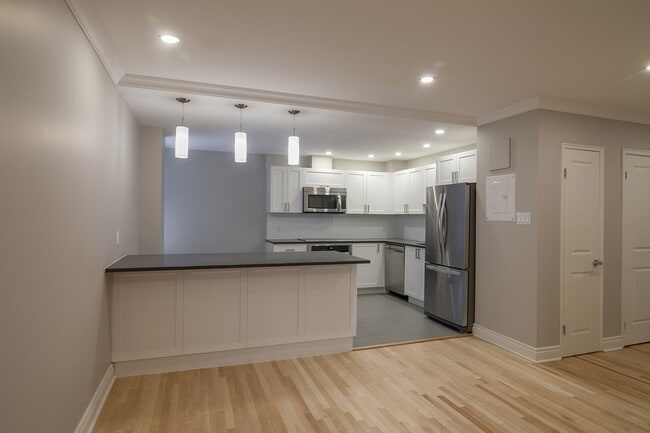 Building Photo - 3468 Rue Drummond Unit 201