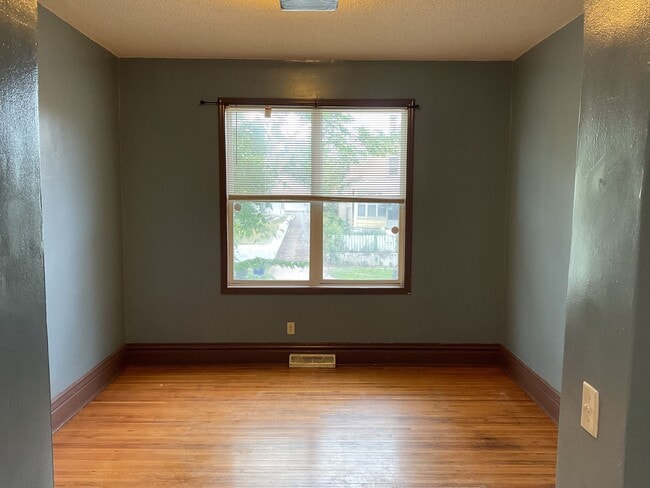 Photo - 512 Beaumont St E