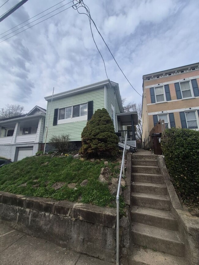 Building Photo - Charming 2-Bedroom Home with Fenced Yard in Covington!
