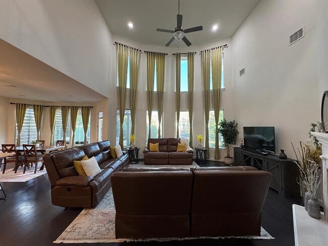 Photo - 735 Expedition Way