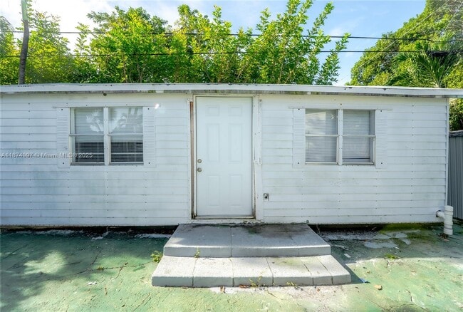 Building Photo - 1560 NE 42nd St Unit C Rental