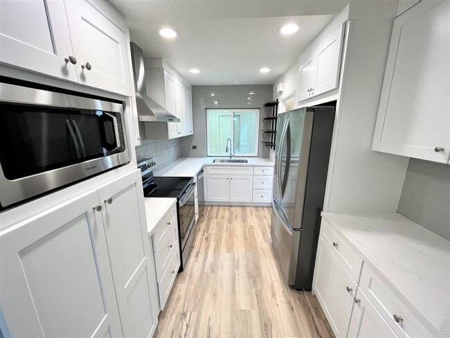 Building Photo - Light & Bright, Remodeled 3BD/1.5BA w/ 1 Car Garage, Comm Pool, Park and Greenbelts