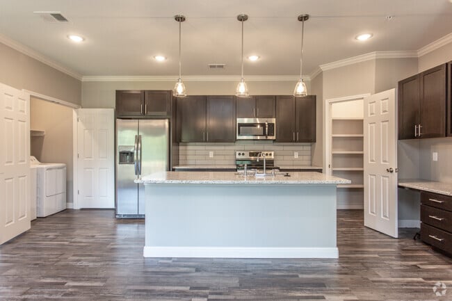 1 Br, 1 Ba - 939 SF