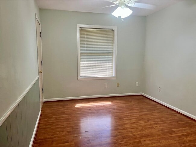 Photo - 2005 2nd St N