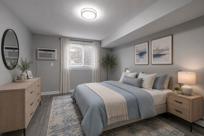 Dormitorio en la primera planta de un edificio de poca altura - Haledon Estates Apartments