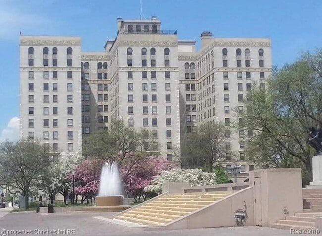 Building Photo - 15 E Kirby St Unit 1028