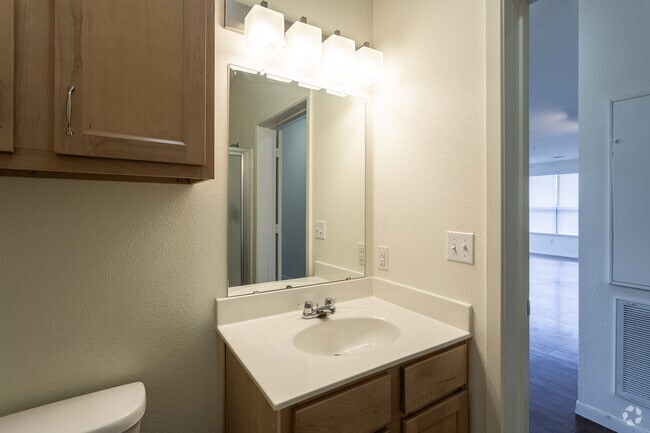 2BR, 2BA - 1079SF