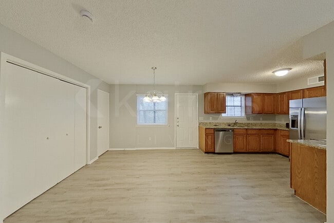 822 Courtenay Pl