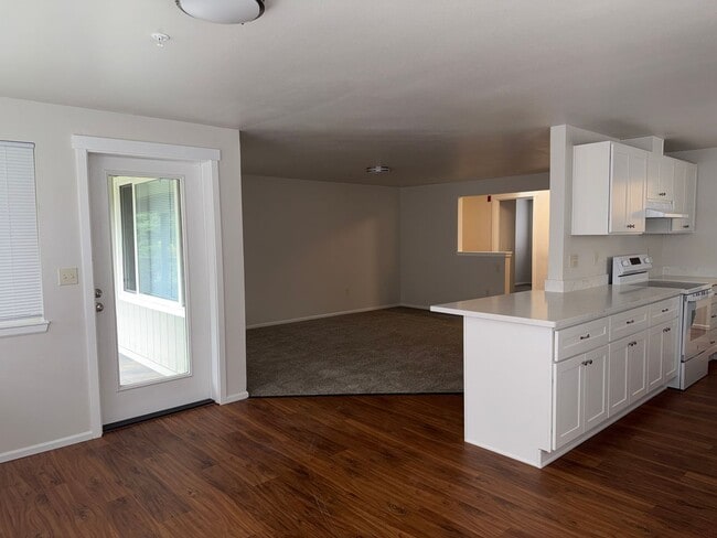 Photo - Lakeshore Apartments