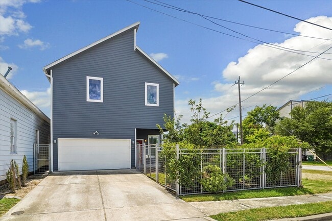Building Photo - 304 Hogan St