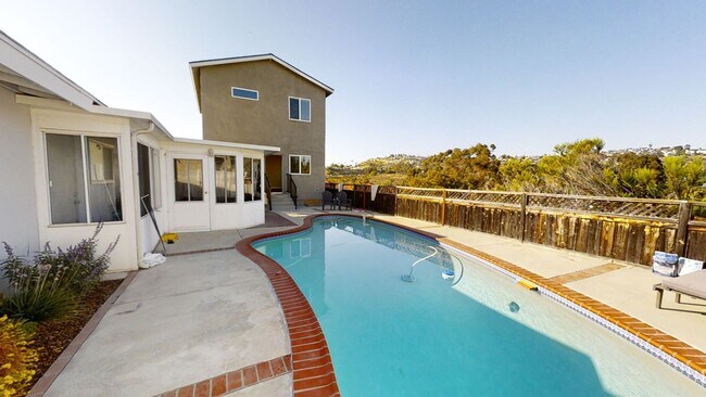 Building Photo - 8 BED/ 4 BATH with a POOL and Views!
