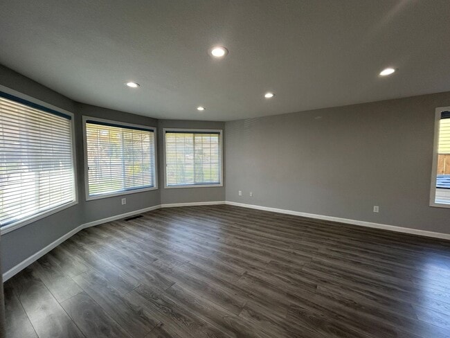 Photo - AVAILABLE NOW!! 3bd/2ba FANTASTIC Dead End...