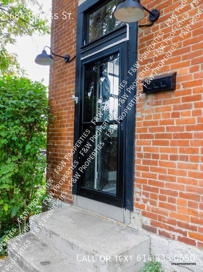 Photo - 684 Briggs St