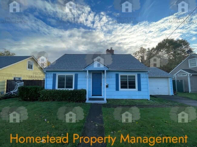 Building Photo - CHECK OUT THIS HUGE YARD!