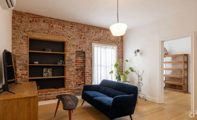 Building Photo - 211 S Berendo St Rental