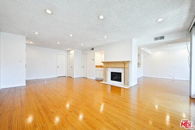 Building Photo - 4200 Vía Dolce Unit 127 Rental