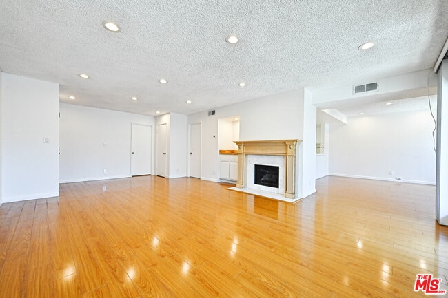 Building Photo - 4200 Vía Dolce Unit 127 Rental