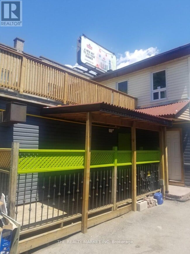 Photo - 430 Simcoe St S