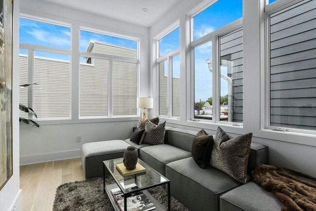 Photo - Private Double Decker Rooftop! - Modern Lu...