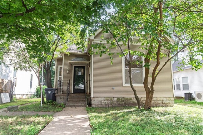Building Photo - Spacious Updated Cottage