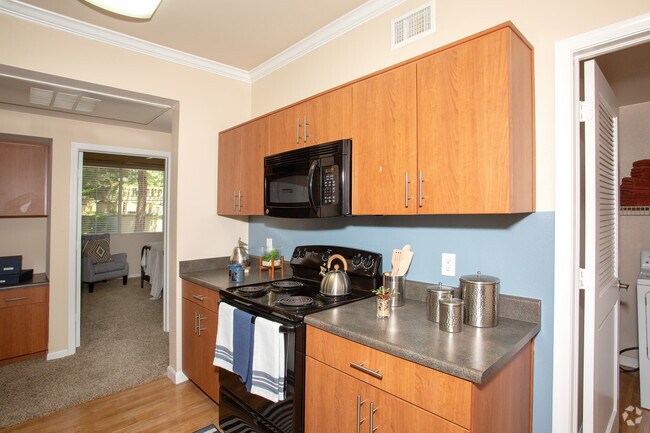 1 BR, 1 BA - 930 SF
