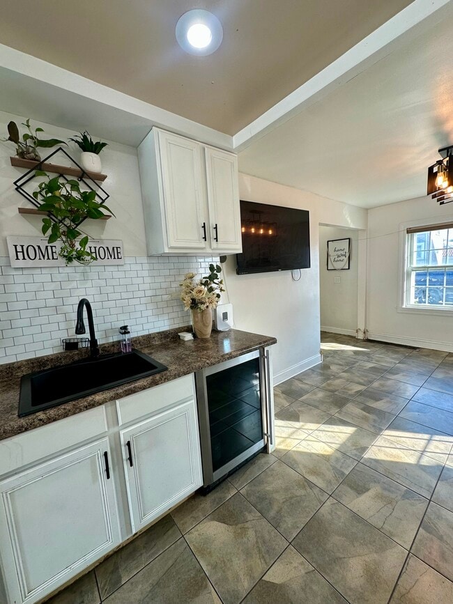 Photo - 7802 W Victoria St